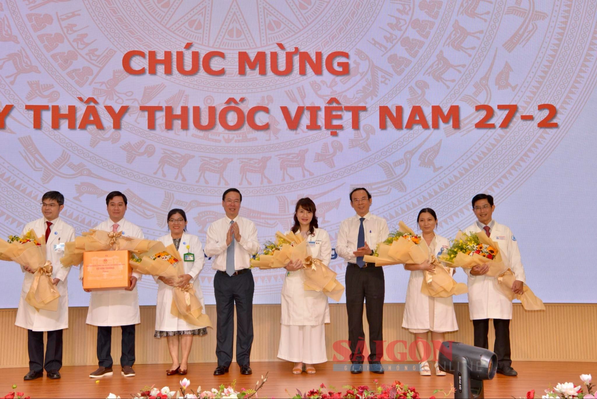 Chủ tịch nước Võ Văn Thưởng chúc mừng các bác sĩ Bệnh viện Nhi đồng 1 nhân kỷ niệm 69 năm Ngày Thầy thuốc Việt Nam (27-2-1955 - 27-2-2024).